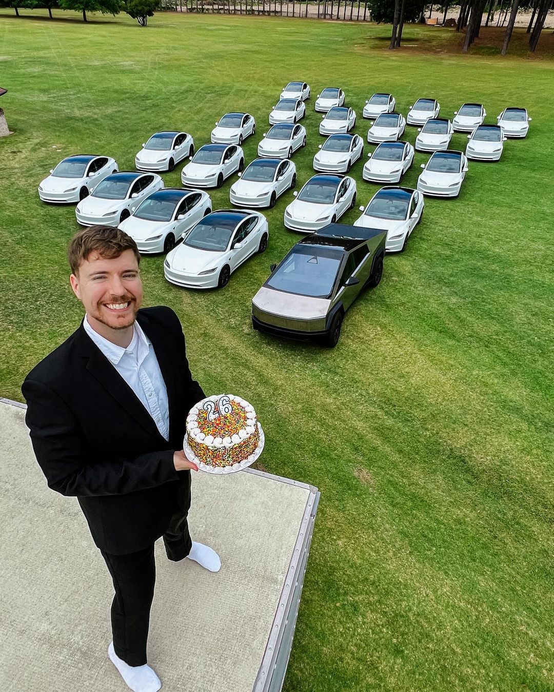 Bước sang tuổi 26, một trong những YouTuber lớn nhất thế giới tặng ngẫu nhiên 26 xe Tesla cho người lạ toàn cầu - Ảnh 2.