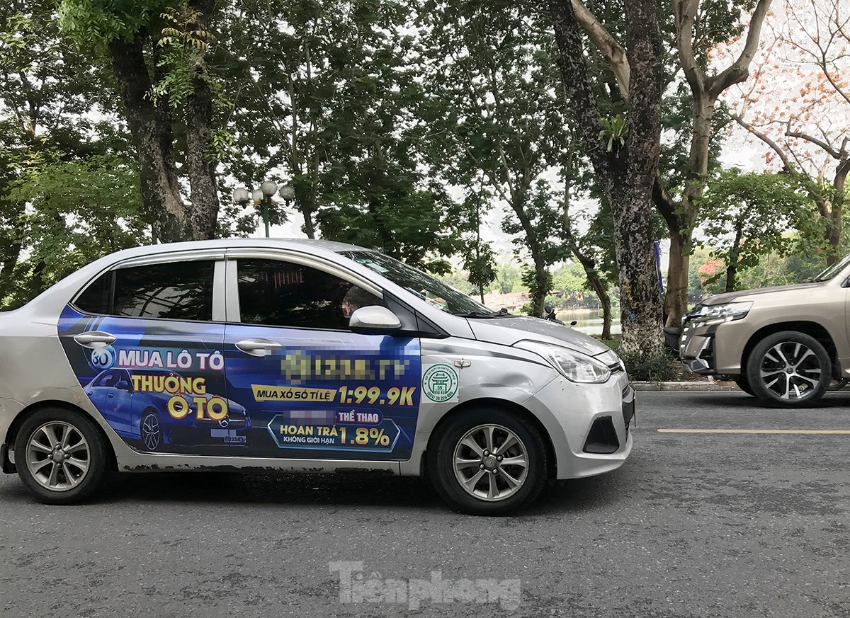 Xe taxi dán logo quảng cáo web cờ bạc nghênh ngang diễu phố Hà Nội- Ảnh 5.