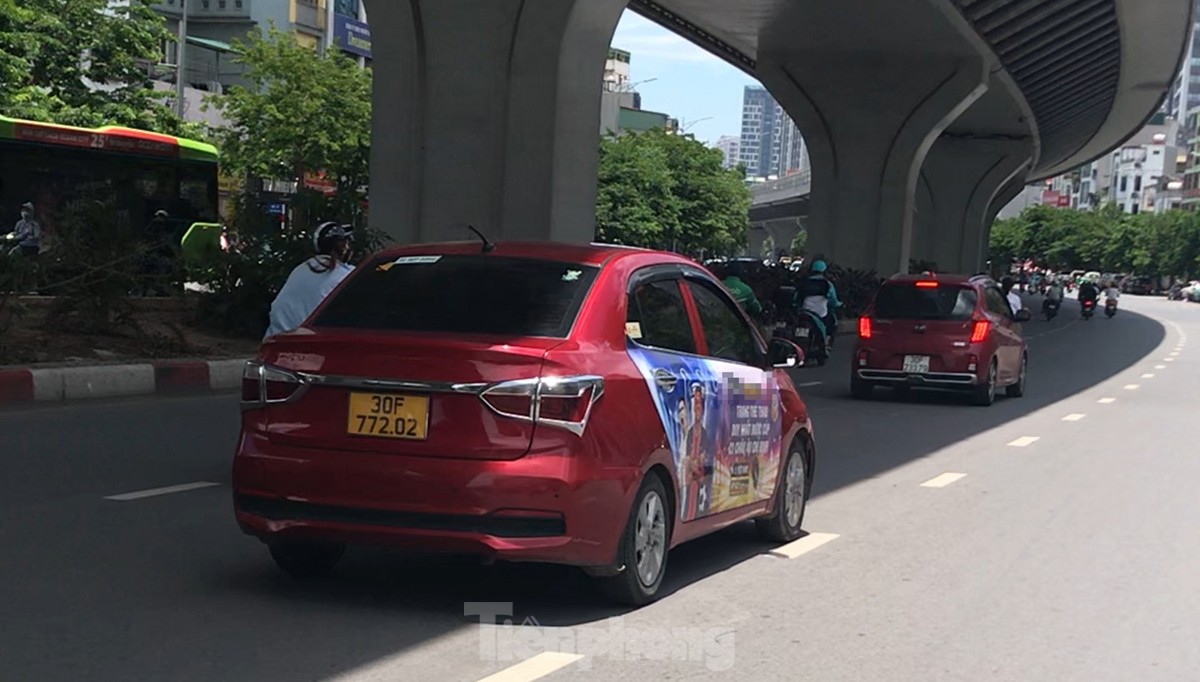 Xe taxi dán logo quảng cáo web cờ bạc nghênh ngang diễu phố Hà Nội- Ảnh 8.