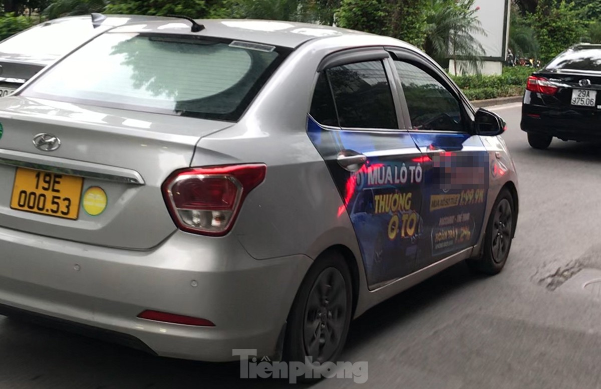 Xe taxi dán logo quảng cáo web cờ bạc nghênh ngang diễu phố Hà Nội- Ảnh 9.