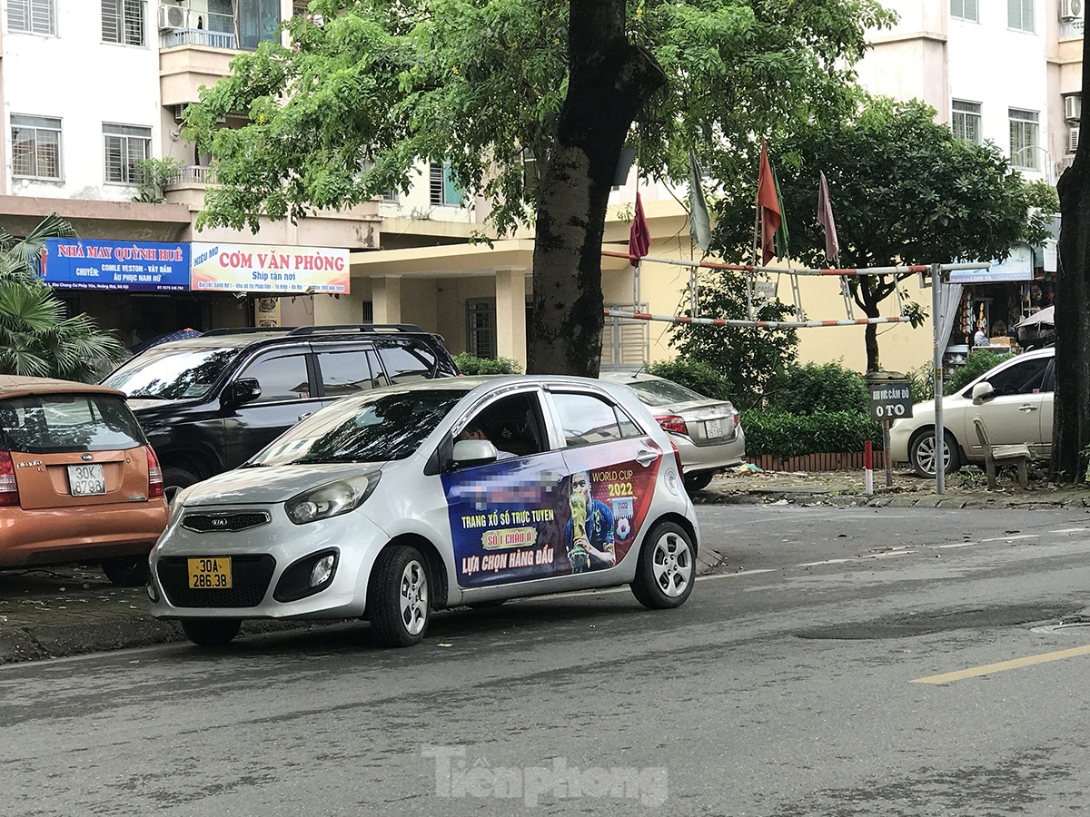 Xe taxi dán logo quảng cáo web cờ bạc nghênh ngang diễu phố Hà Nội- Ảnh 4.