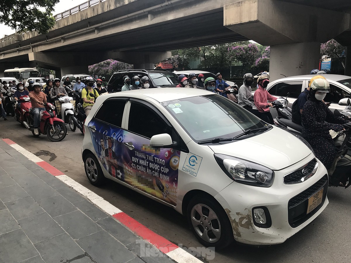 Xe taxi dán logo quảng cáo web cờ bạc nghênh ngang diễu phố Hà Nội- Ảnh 1.