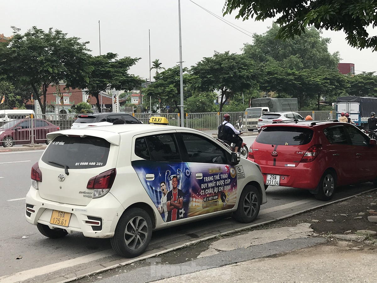 Xe taxi dán logo quảng cáo web cờ bạc nghênh ngang diễu phố Hà Nội- Ảnh 3.