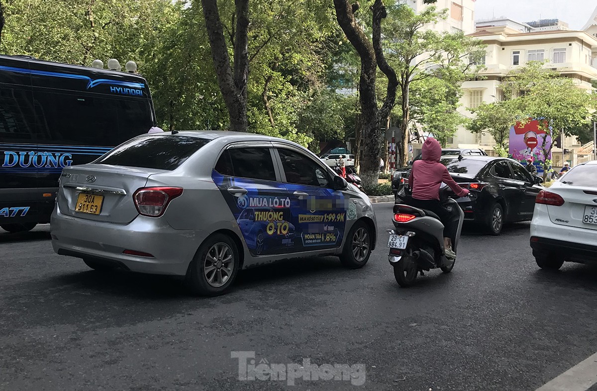 Xe taxi dán logo quảng cáo web cờ bạc nghênh ngang diễu phố Hà Nội- Ảnh 2.