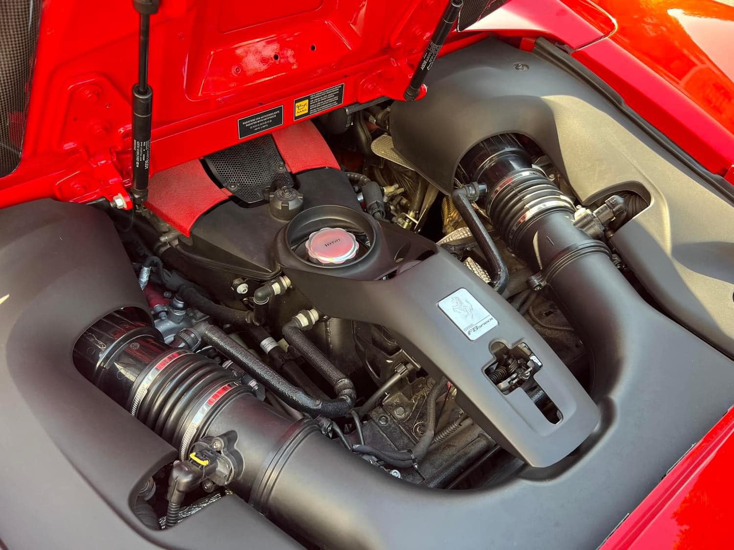 Ferrari F8 Spider chính hãng đầu tiên tại Việt Nam lên sàn xe cũ, giá sang tay 27 tỷ đồng, mới chạy 7.000 km- Ảnh 11.
