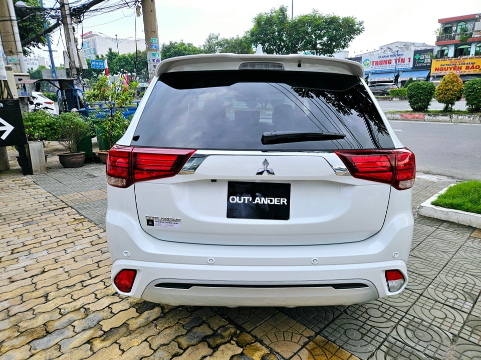 Giá Mitsubishi Outlander có 'đáy' mới: Bản tiêu chuẩn giảm còn 730 triệu, rẻ ngang Yaris Cross và Seltos- Ảnh 5.