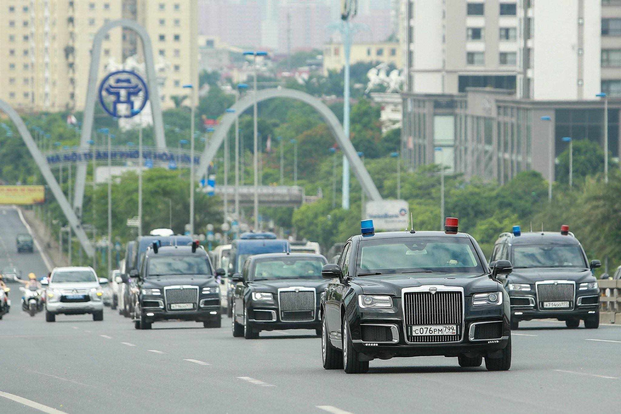 Dàn xe phục vụ Tổng thống Nga Putin di chuyển từ trung tâm Hà Nội lên sân bay Nội Bài chuẩn bị cho cuộc diễn tập