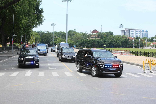 Hình ảnh cận cảnh đoàn 'siêu xe' đặc chủng phục vụ Tổng thống Nga Putin di chuyển trên đường phố Hà Nội- Ảnh 7.