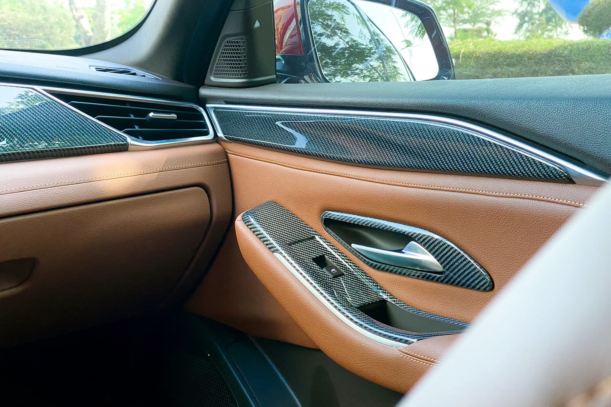 Chủ xe VinFast Lux A2.0 sau 45.000km sử dụng: ‘Lái giống BMW, chi phí bảo dưỡng rẻ, tự mày mò độ nội thất bằng sợi carbon thật'- Ảnh 12.