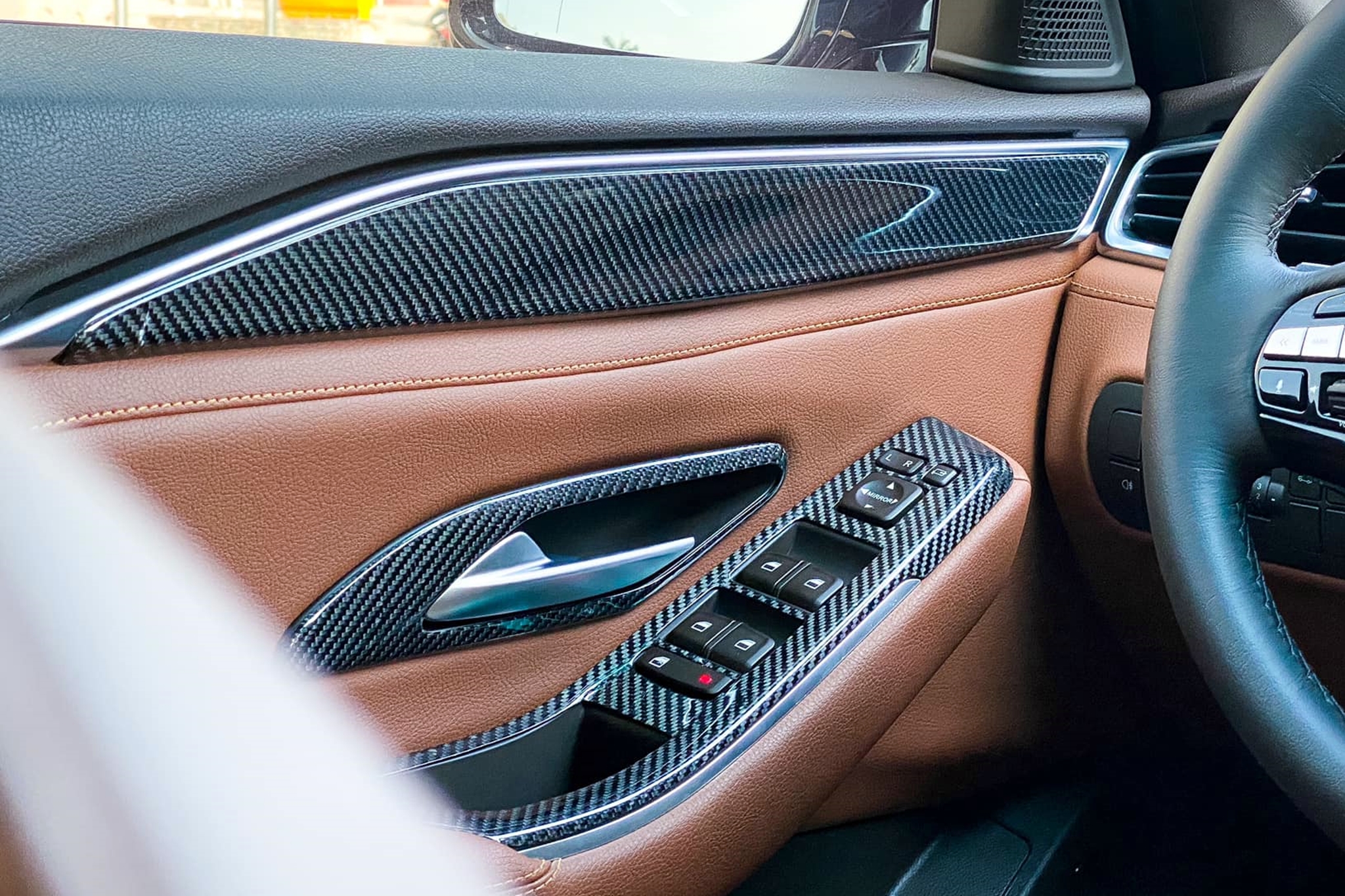 Chủ xe VinFast Lux A2.0 sau 45.000km sử dụng: ‘Lái giống BMW, chi phí bảo dưỡng rẻ, tự mày mò độ nội thất bằng sợi carbon thật'- Ảnh 11.