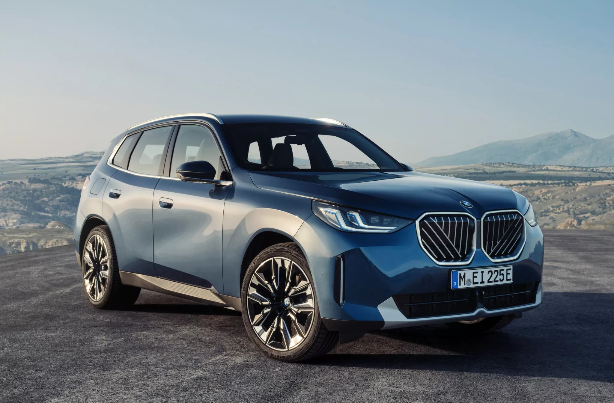 BMW X3 2025 ra mắt: Giá quy đổi từ hơn 1,2 tỷ đồng, thiết kế lột xác, màn hình cong khủng, động cơ mới mạnh hơn đấu GLC- Ảnh 2.