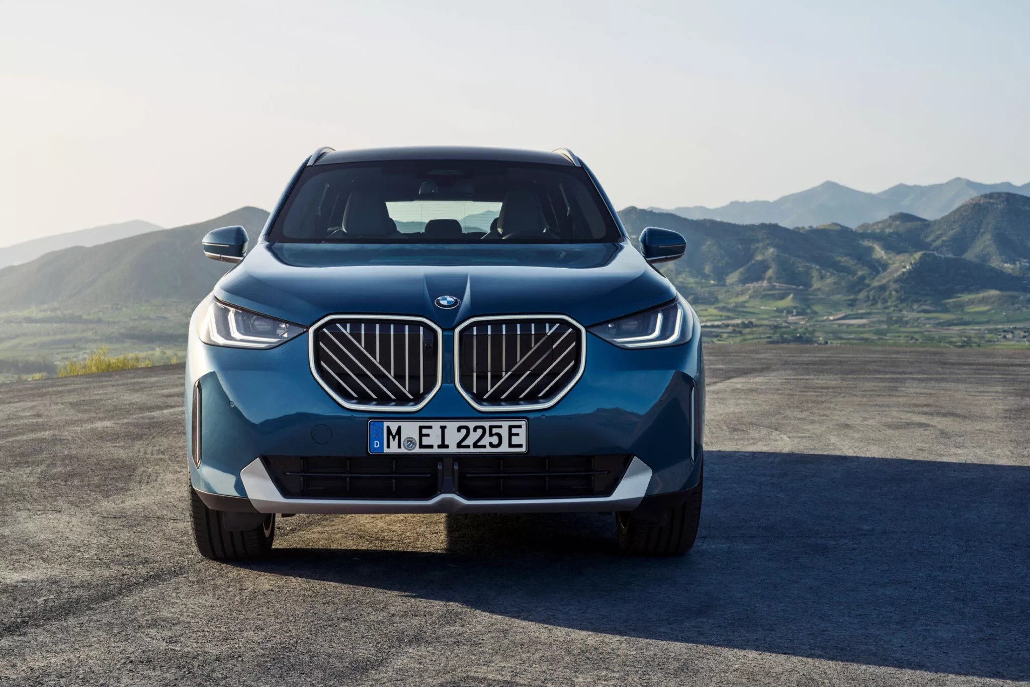 BMW X3 2025 ra mắt: Giá quy đổi từ hơn 1,2 tỷ đồng, thiết kế lột xác, màn hình cong khủng, động cơ mới mạnh hơn đấu GLC- Ảnh 3.