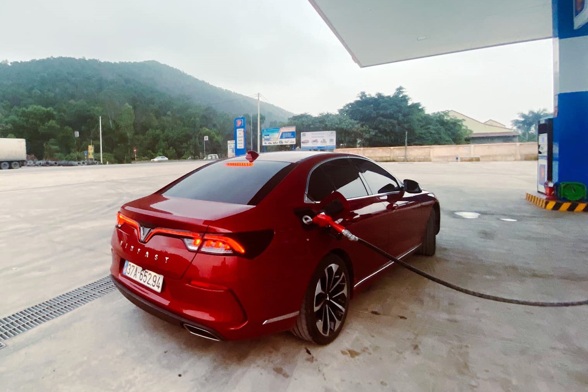 Chủ xe VinFast Lux A2.0 sau 45.000km sử dụng: ‘Lái giống BMW, chi phí bảo dưỡng rẻ, tự mày mò độ nội thất bằng sợi carbon thật'- Ảnh 26.