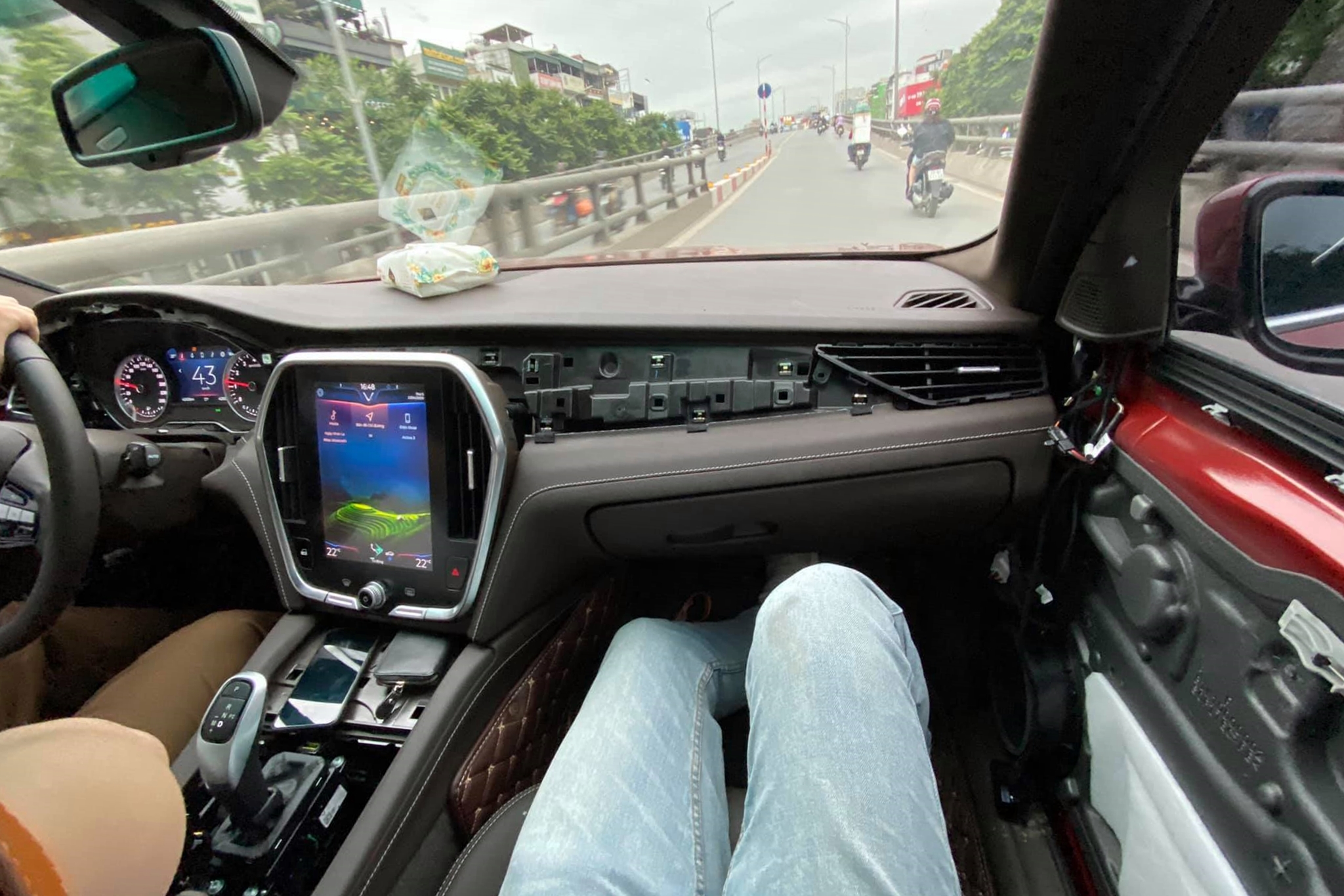 Chủ xe VinFast Lux A2.0 sau 45.000km sử dụng: ‘Lái giống BMW, chi phí bảo dưỡng rẻ, tự mày mò độ nội thất bằng sợi carbon thật'- Ảnh 14.