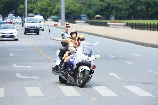 Hình ảnh cận cảnh đoàn 'siêu xe' đặc chủng phục vụ Tổng thống Nga Putin di chuyển trên đường phố Hà Nội- Ảnh 4.