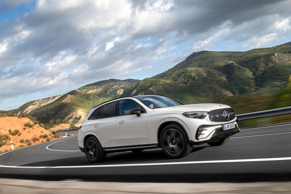 So sánh BMW X3 2025 vs Mercedes-Benz GLC hiện tại: Phong cách nội, ngoại thất đối lập, động cơ một mẫu ưu việt hơn- Ảnh 12.