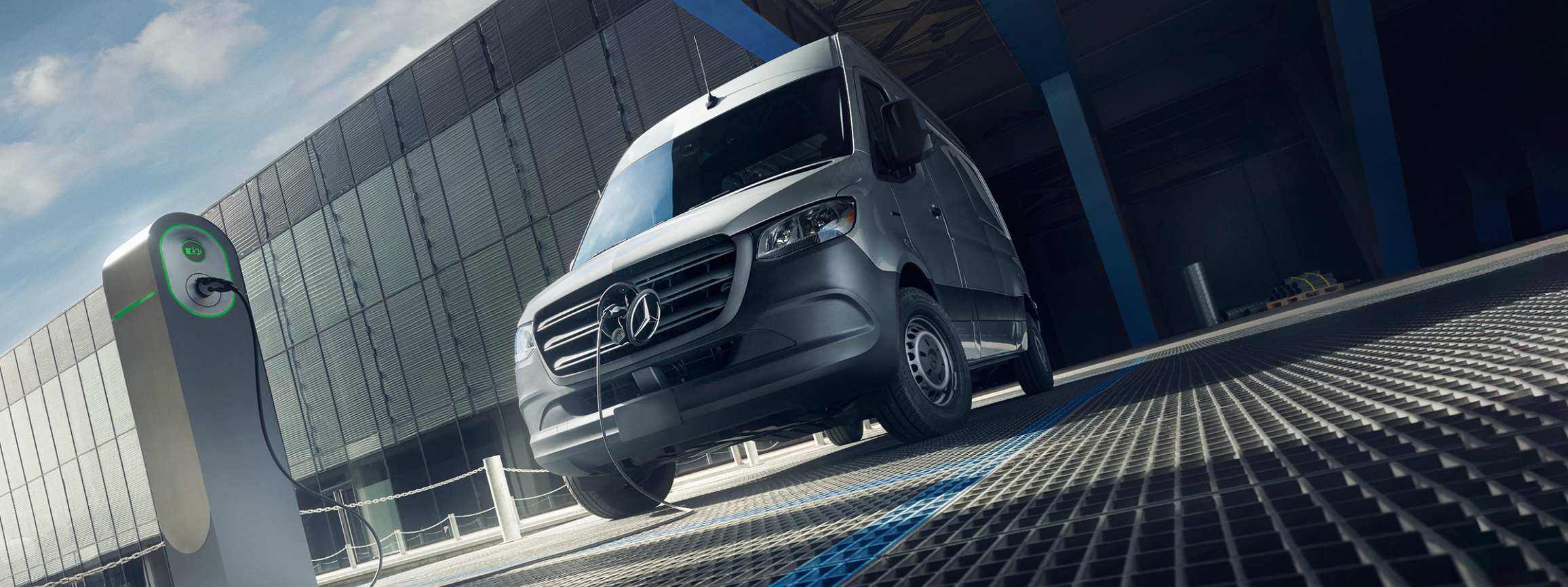 Mercedes-Benz Sprinter 2024 ra mắt: Lần đầu tiên có tùy chọn thuần điện, giá quy đổi từ 1,2 tỷ đồng- Ảnh 4.