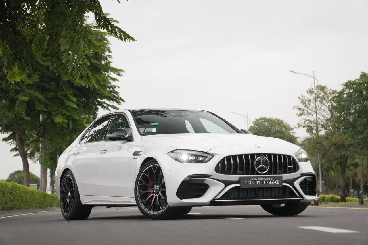 Mercedes-AMG C 63 S E Performance giá 4,9 tỷ đồng đầu tiên về Việt Nam: Mạnh ngang siêu xe, nhiều 'đồ chơi' khủng cho tín đồ tốc độ- Ảnh 2.