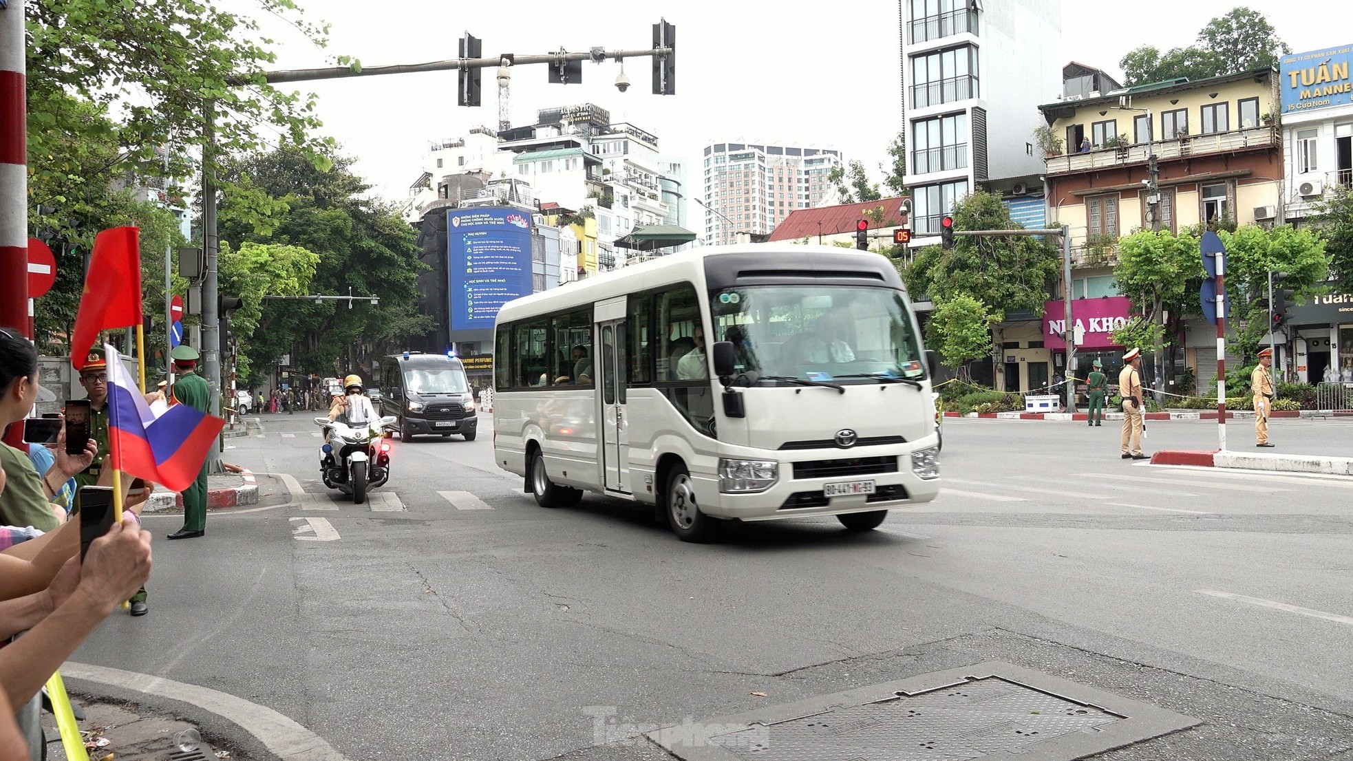 Chi tiết dàn xe đặc chủng hộ tống Tổng thống Nga Putin khi thăm Việt Nam- Ảnh 12.