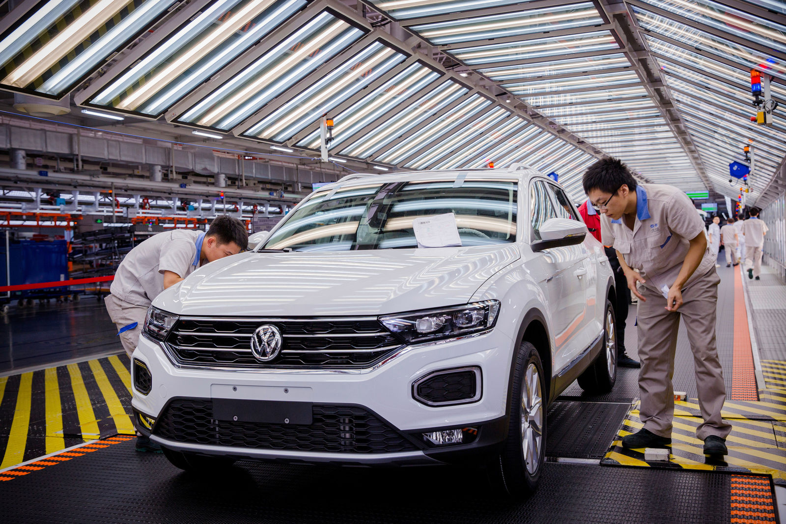Sau 40 năm bị ô tô châu Âu tấn công, xe Trung Quốc phản công dữ dội: Volkswagen thừa nhận 1 điều cay đắng- Ảnh 1.