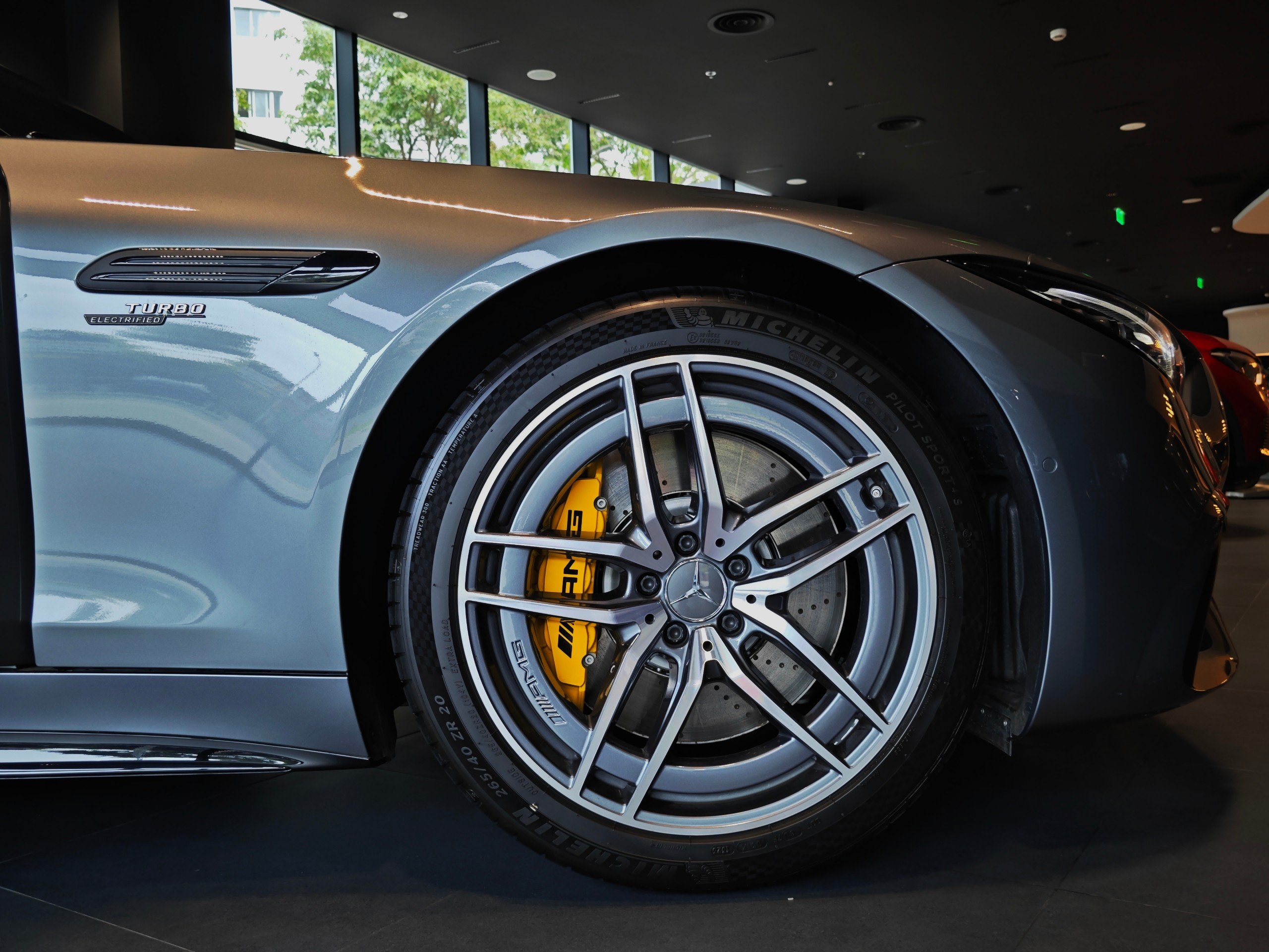 Chi tiết Mercedes-AMG SL 43 giá gần 7 tỷ đồng tại đại lý: Gói ngoại thất thể thao, nhiều công nghệ hiện đại đấu Porsche 911- Ảnh 5.
