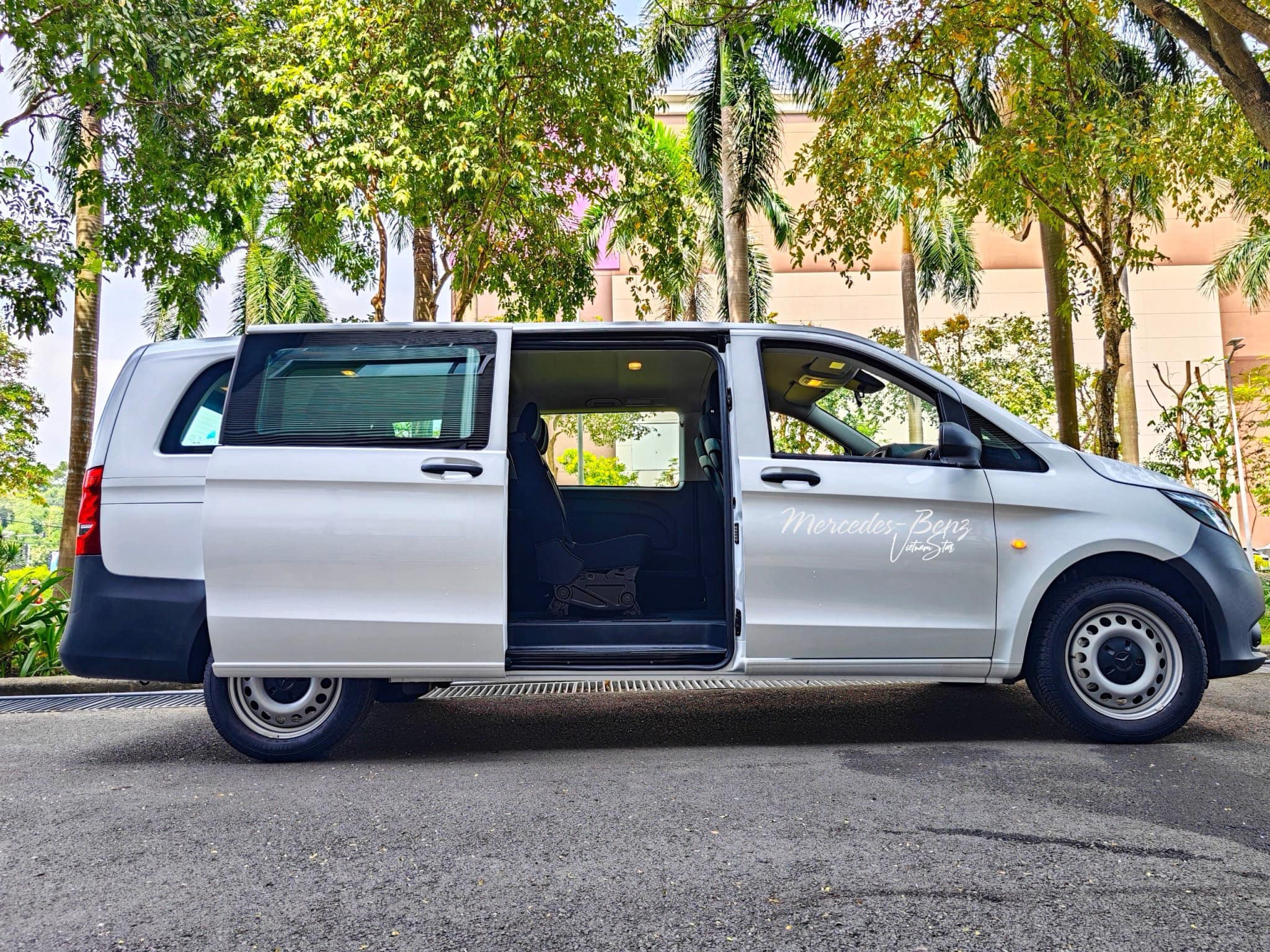 Bản Mercedes-Benz V-Class này giảm giá còn hơn 1,4 tỷ tại đại lý: Ngang cỡ Carnival, trang bị cơ bản, có 'dân chơi' từng độ Maybach- Ảnh 5.