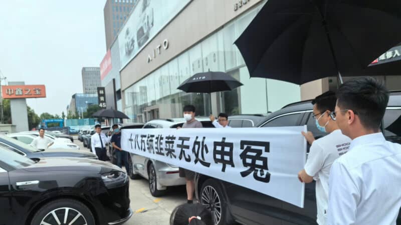 Nhóm chủ ô tô Trung Quốc biểu tình trước cửa đại lý gây bão khắp MXH: 