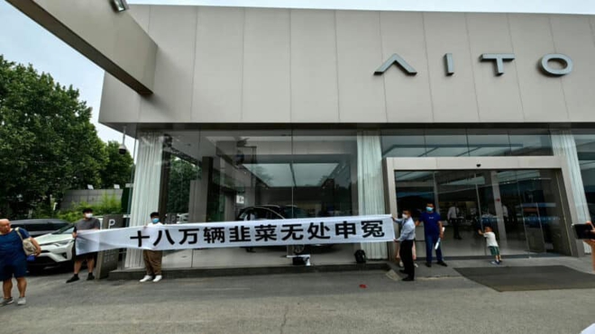 Nhóm chủ ô tô Trung Quốc biểu tình trước cửa đại lý gây bão khắp MXH: 