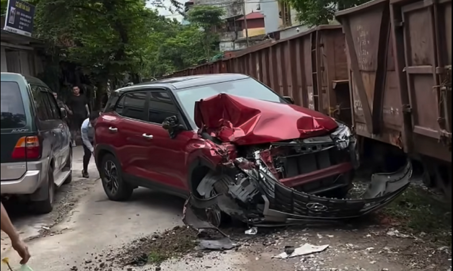 Hyundai Creta bị tàu hỏa đâm nát đầu khi đỗ cạnh đường ray, chuyên gia cho rằng chủ xe vẫn được bảo hiểm nếu đáp ứng một số điều kiện- Ảnh 3.