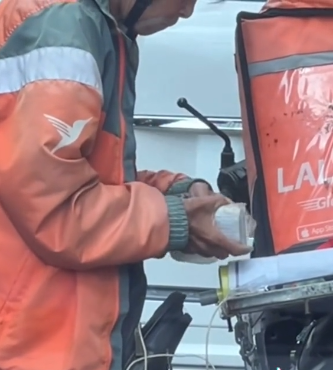 C&acirc;u chuyện x&uacute;c động ph&iacute;a sau video cụ b&agrave; shipper t&oacute;c bạc đếm tiền lẻ lan tỏa mạng x&atilde; hội- Ảnh 2.