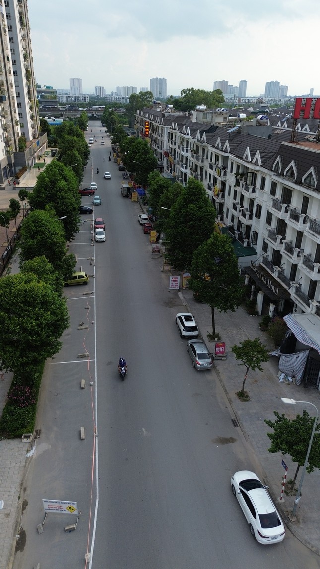 Ngang nhiên dựng chướng ngại vật, chiếm lòng đường để 'giữ chỗ' trông ô tô- Ảnh 8.