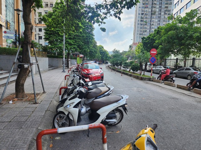 Ngang nhiên dựng chướng ngại vật, chiếm lòng đường để 'giữ chỗ' trông ô tô- Ảnh 2.