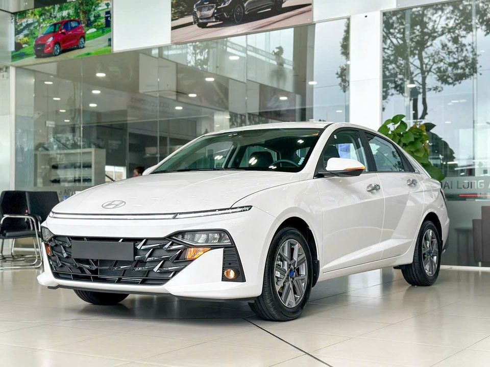 Hyundai Accent loạn giá tại đại lý: Có nơi giảm gần 20 triệu dù mới ra mắt, tặng cả 'lạc' để chạy đua doanh số- Ảnh 2.
