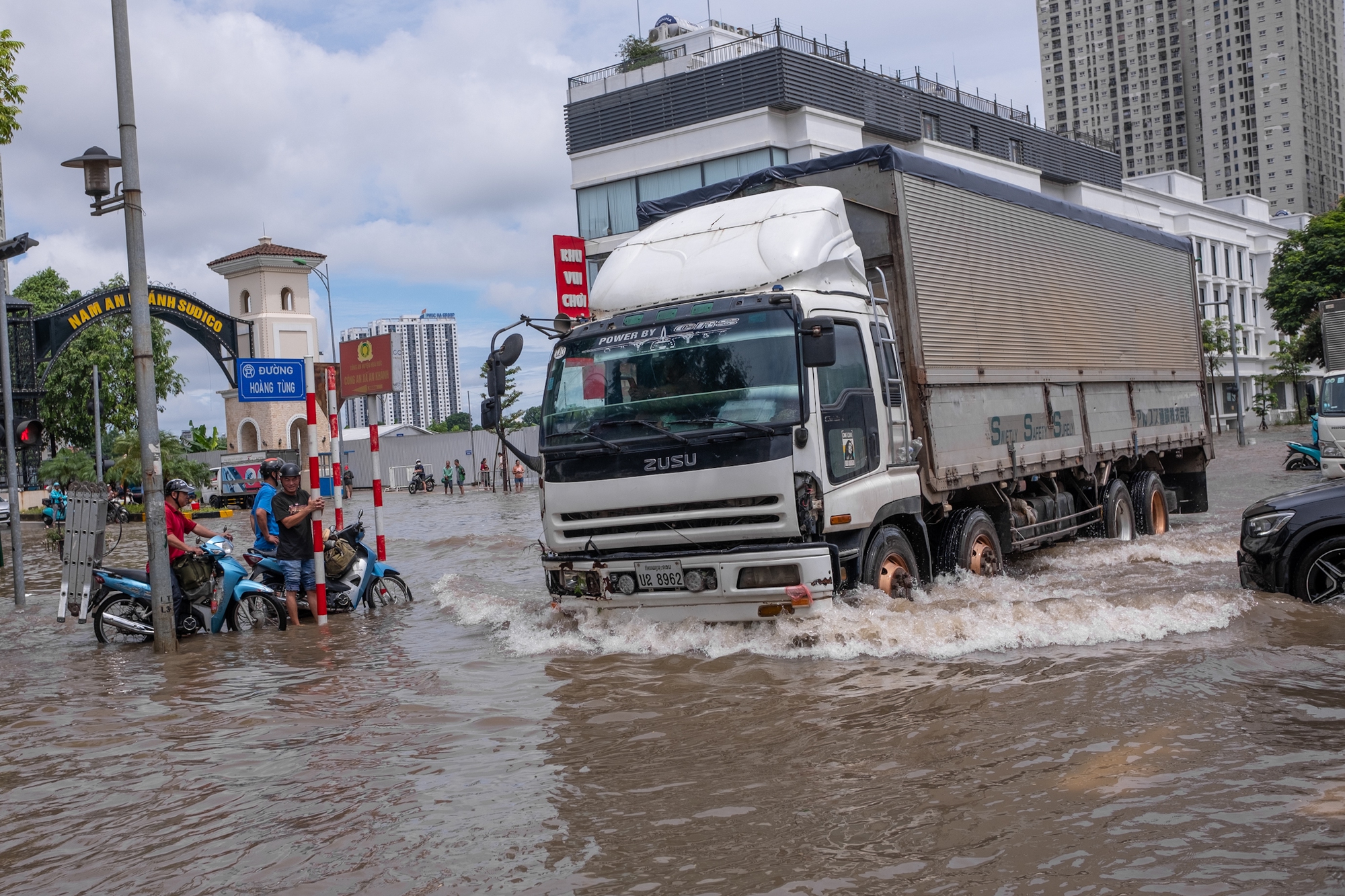 Toàn cảnh Hà Nội ngập kinh hoàng sau trận mưa lớn: Nhiều tuyến phố thành sông, người dân mang thuyền phao ra chèo, xe chết máy la liệt- Ảnh 15.