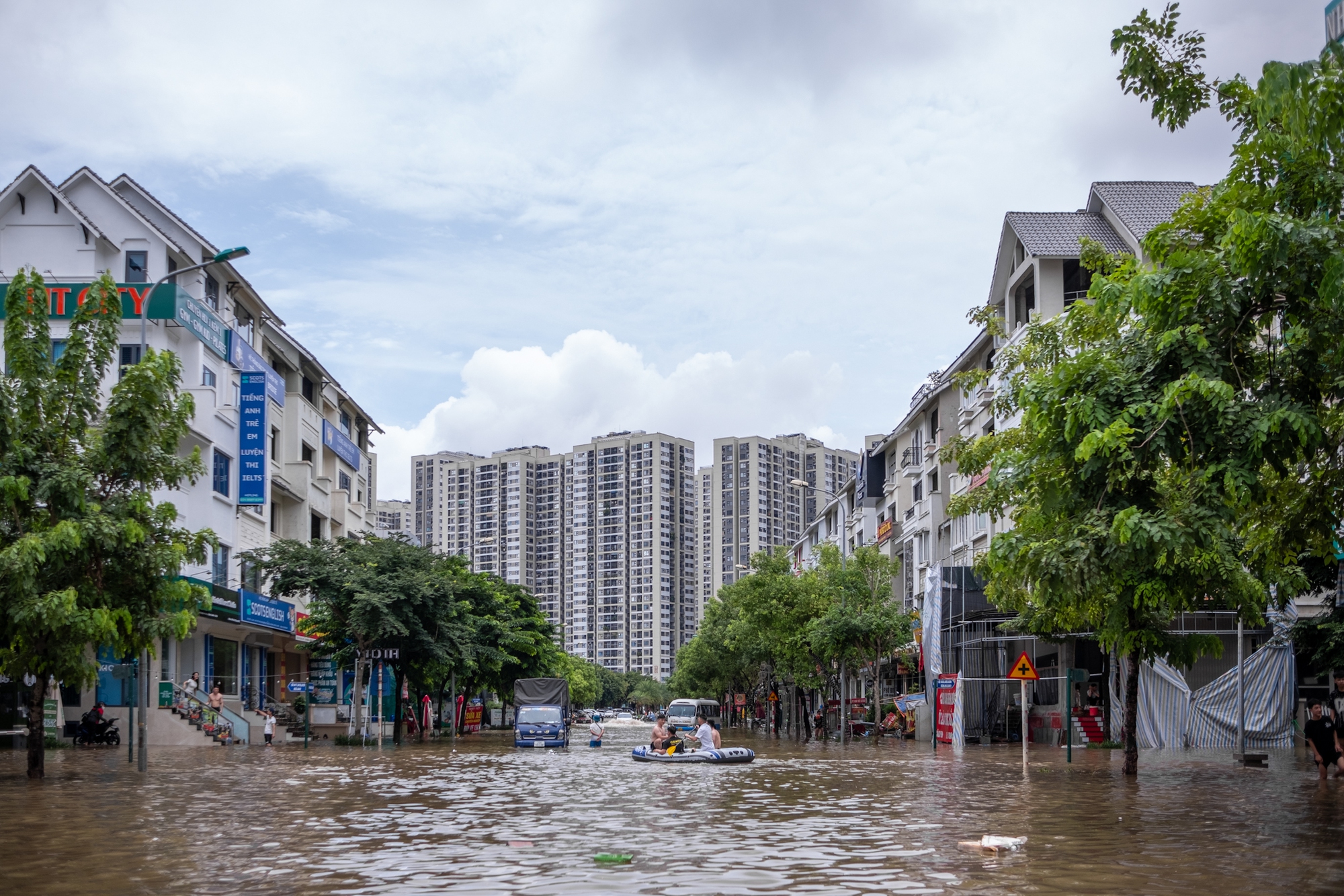 Toàn cảnh Hà Nội ngập kinh hoàng sau trận mưa lớn: Nhiều tuyến phố thành sông, người dân mang thuyền phao ra chèo, xe chết máy la liệt- Ảnh 19.