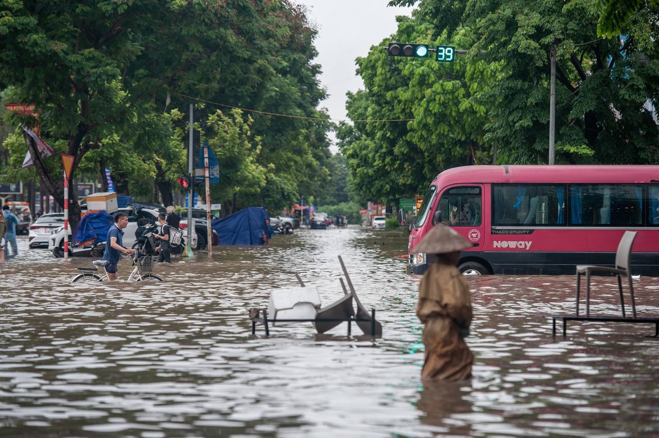 Toàn cảnh Hà Nội ngập kinh hoàng sau trận mưa lớn: Nhiều tuyến phố thành sông, người dân mang thuyền phao ra chèo, xe chết máy la liệt- Ảnh 2.