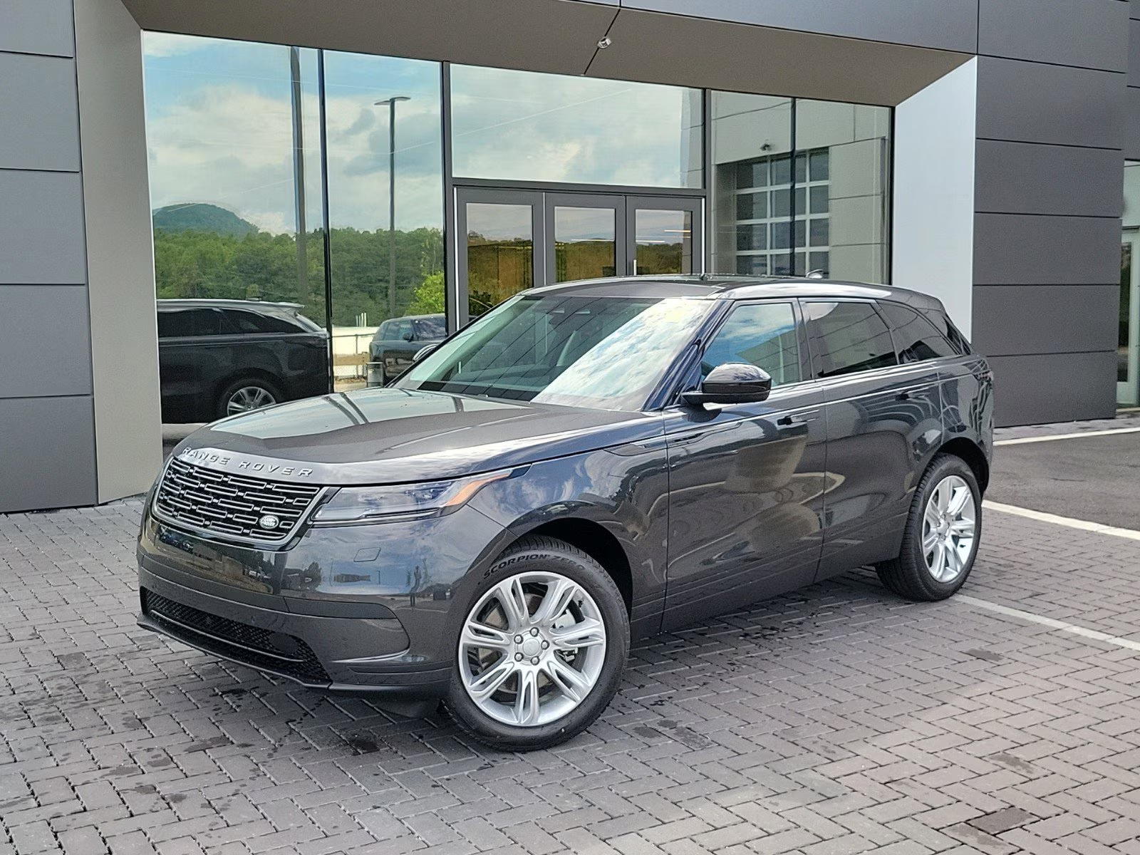 Đại lý mở cọc Range Rover Velar 2024: 2 phiên bản, giá từ 4,3 tỷ, xe về cuối năm, đã có 10 khách đặt- Ảnh 2.