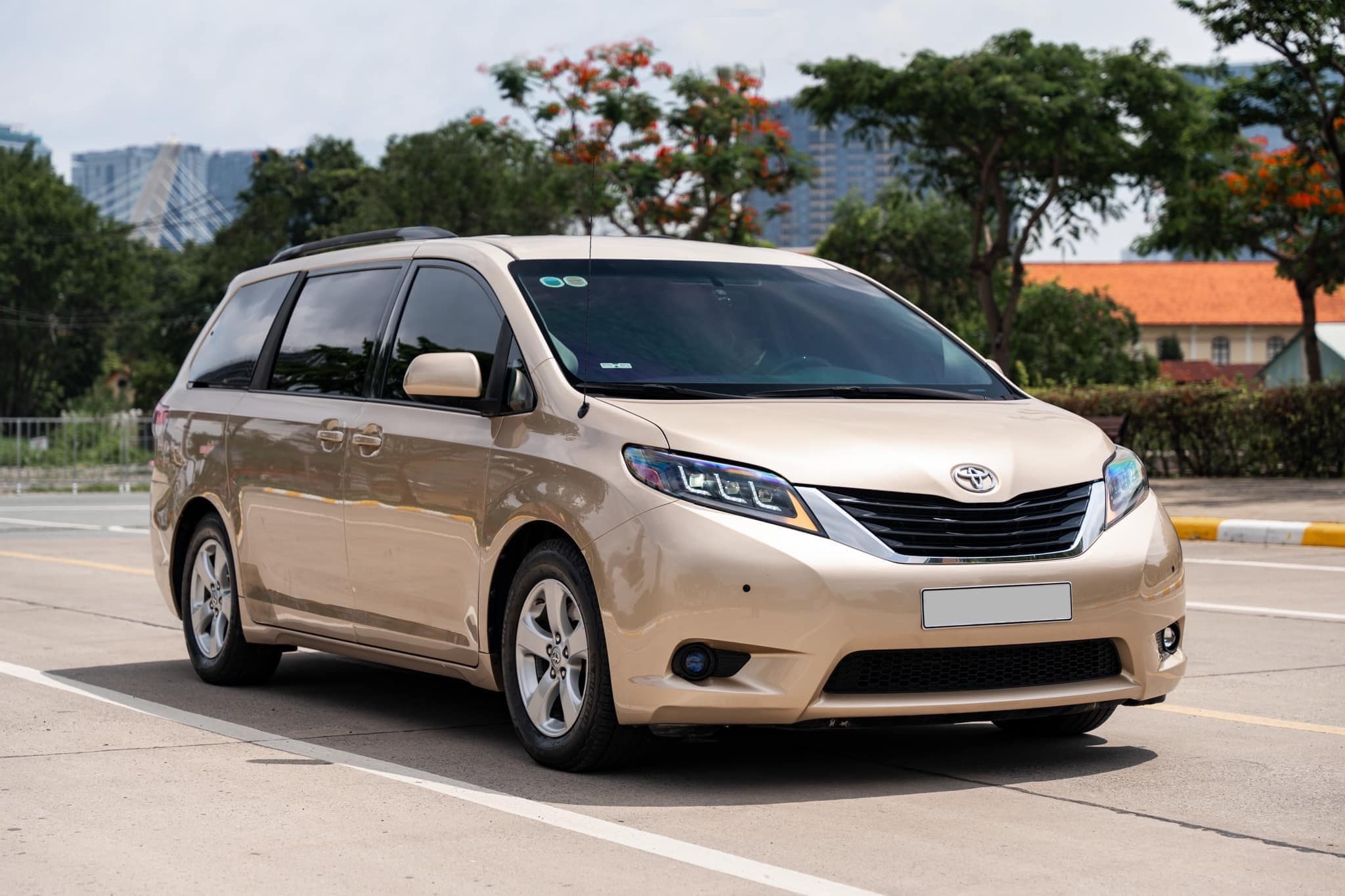 Toyota Sienna 2012 rao bán hơn 1,2 tỷ đồng: MPV gia đình giá ngang Kia Carnival nhưng to hơn, riêng nội thất độ hết 400 triệu- Ảnh 2.