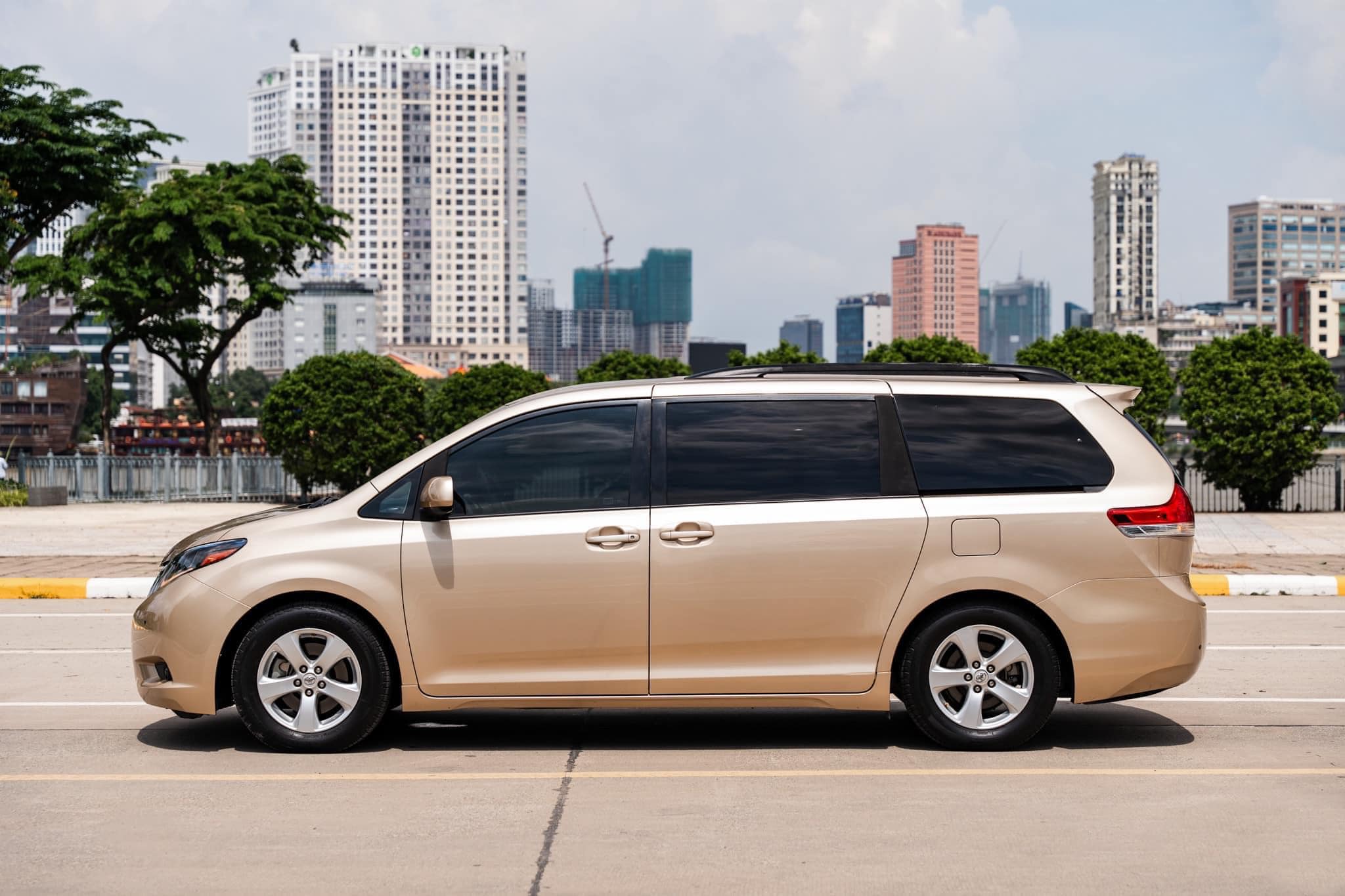 Toyota Sienna 2012 rao bán hơn 1,2 tỷ đồng: MPV gia đình giá ngang Kia Carnival nhưng to hơn, riêng nội thất độ hết 400 triệu- Ảnh 8.