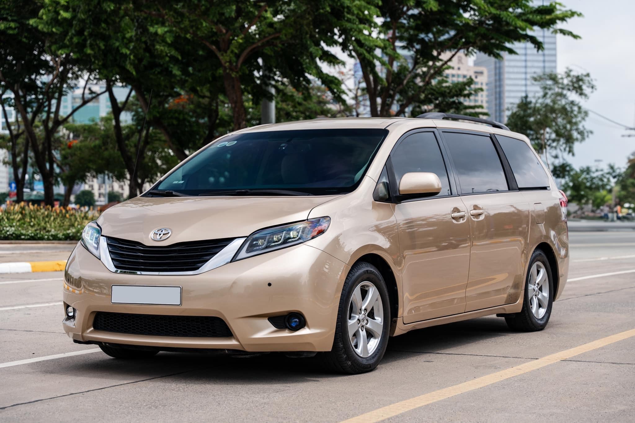 Toyota Sienna 2012 rao bán hơn 1,2 tỷ đồng: MPV gia đình giá ngang Kia Carnival nhưng to hơn, riêng nội thất độ hết 400 triệu- Ảnh 5.