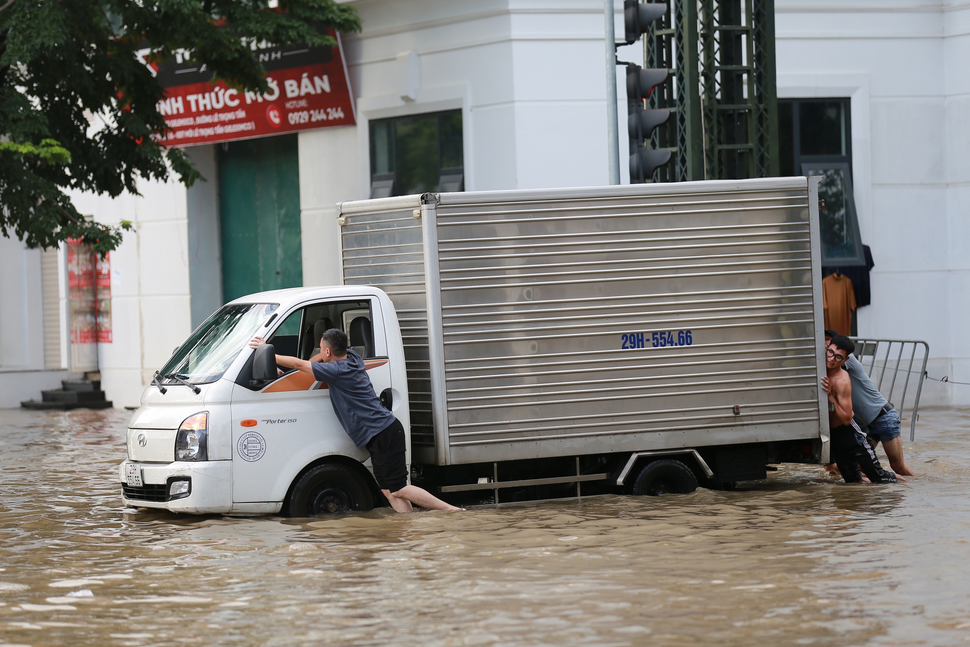 Hà Nội: Kiếm tiền triệu nhờ dịch vụ đặc biệt trong mùa nước lụt- Ảnh 6.