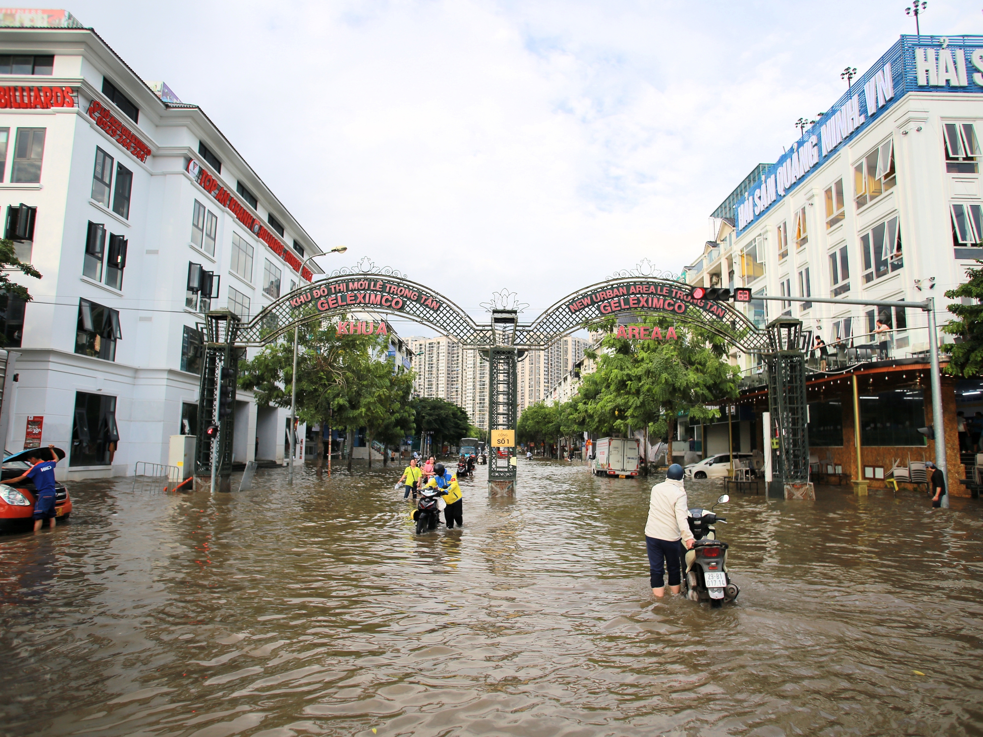 Hà Nội: Kiếm tiền triệu nhờ dịch vụ đặc biệt trong mùa nước lụt- Ảnh 1.