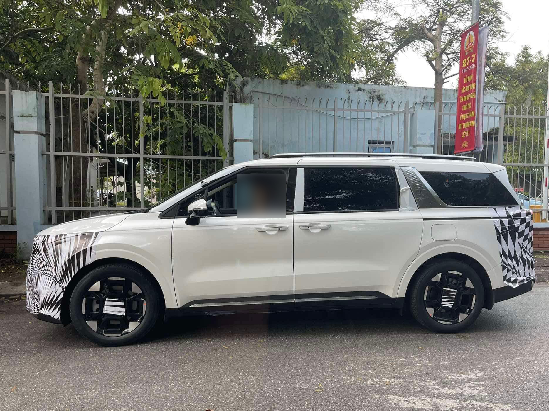 Kia Carnival 2024 lộ diện tại Việt Nam: Thiết kế đẹp hơn, mâm xe để lộ thông tin phiên bản- Ảnh 2.