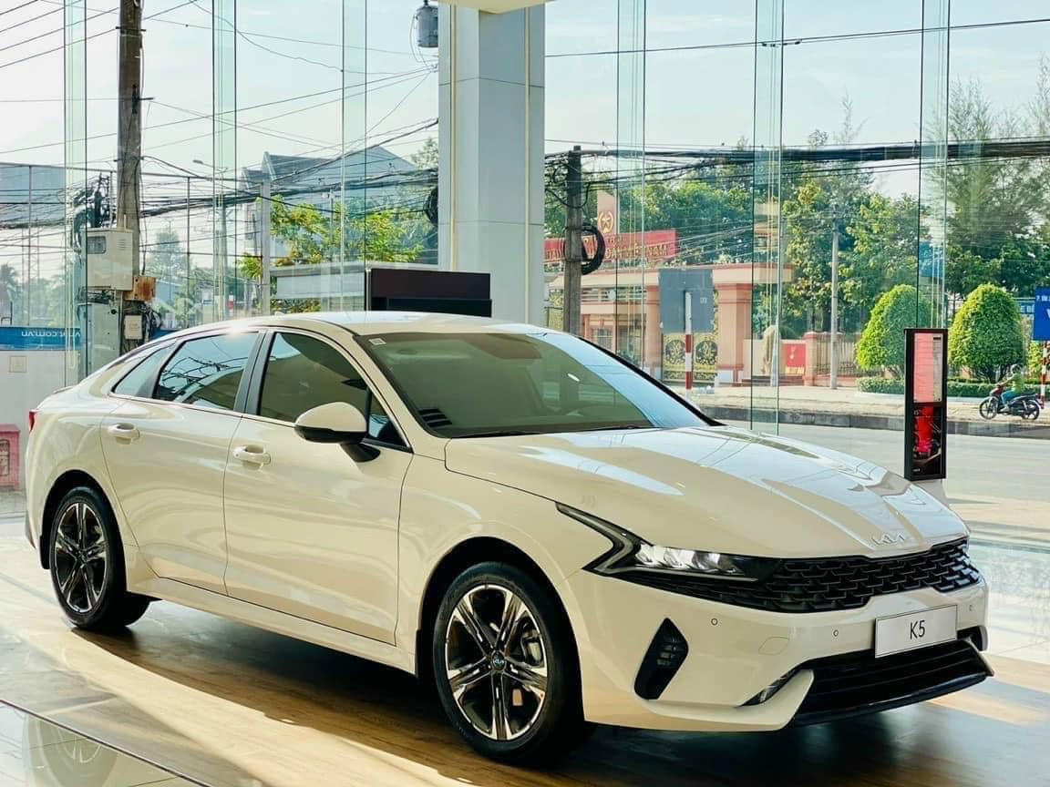 Kia K5 giảm giá tới 50 triệu tại đại lý: Bản ‘base’ còn gần 810 triệu, rẻ hơn nhiều Camry nhưng vẫn đắt hơn Mazda6- Ảnh 4.