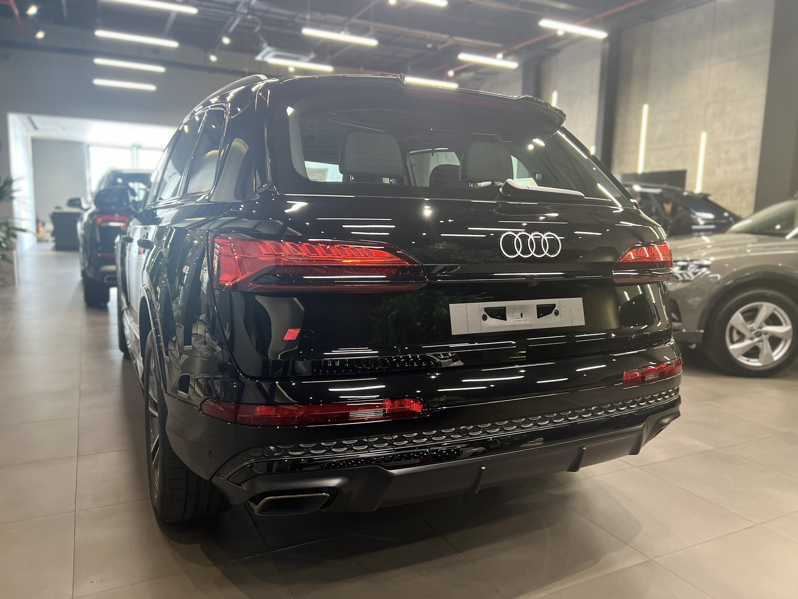 Audi Q7 2024 về đại lý: Thêm tính năng an toàn nhưng máy 'yếu' hơn trước, giá từ 3,4 tỷ đồng- Ảnh 10.