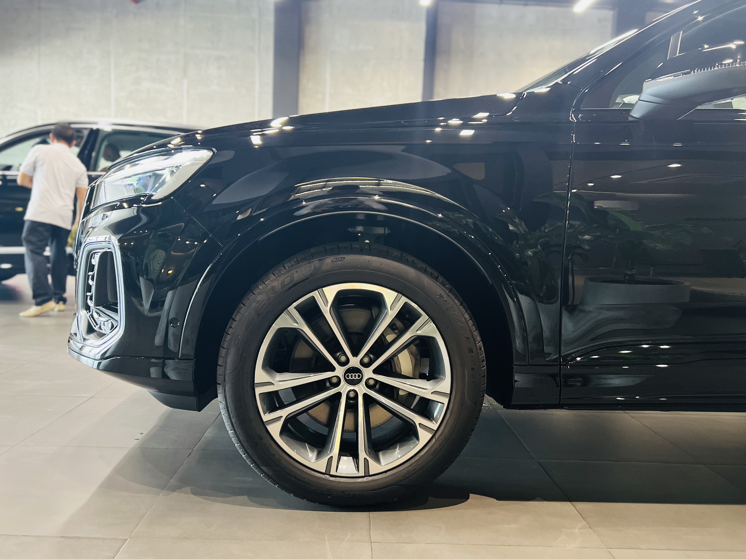 Audi Q7 2024 về đại lý: Thêm tính năng an toàn nhưng máy 'yếu' hơn trước, giá từ 3,4 tỷ đồng- Ảnh 11.