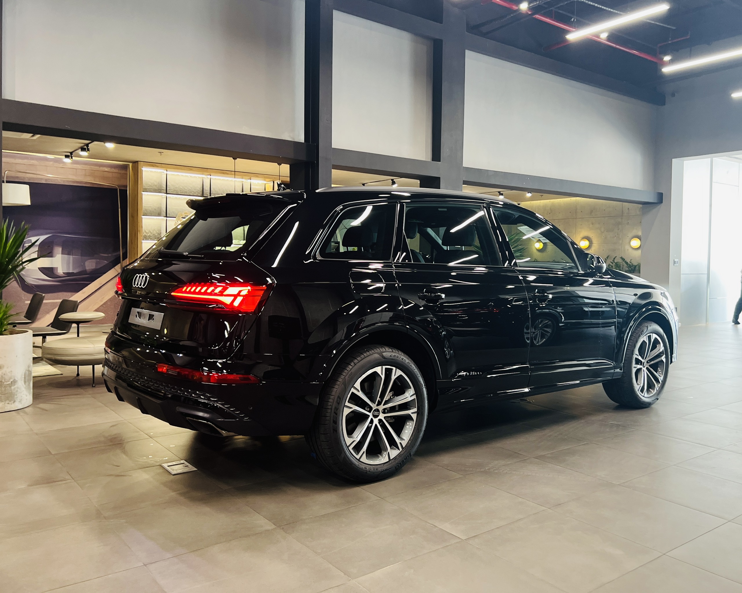 Audi Q7 2024 về đại lý: Thêm tính năng an toàn nhưng máy 'yếu' hơn trước, giá từ 3,4 tỷ đồng- Ảnh 8.