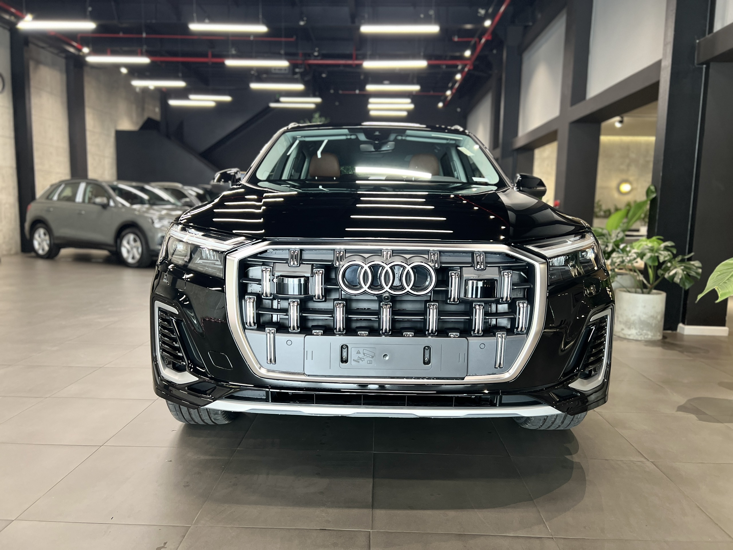 Audi Q7 2024 về đại lý: Thêm tính năng an toàn nhưng máy 'yếu' hơn trước, giá từ 3,4 tỷ đồng- Ảnh 20.