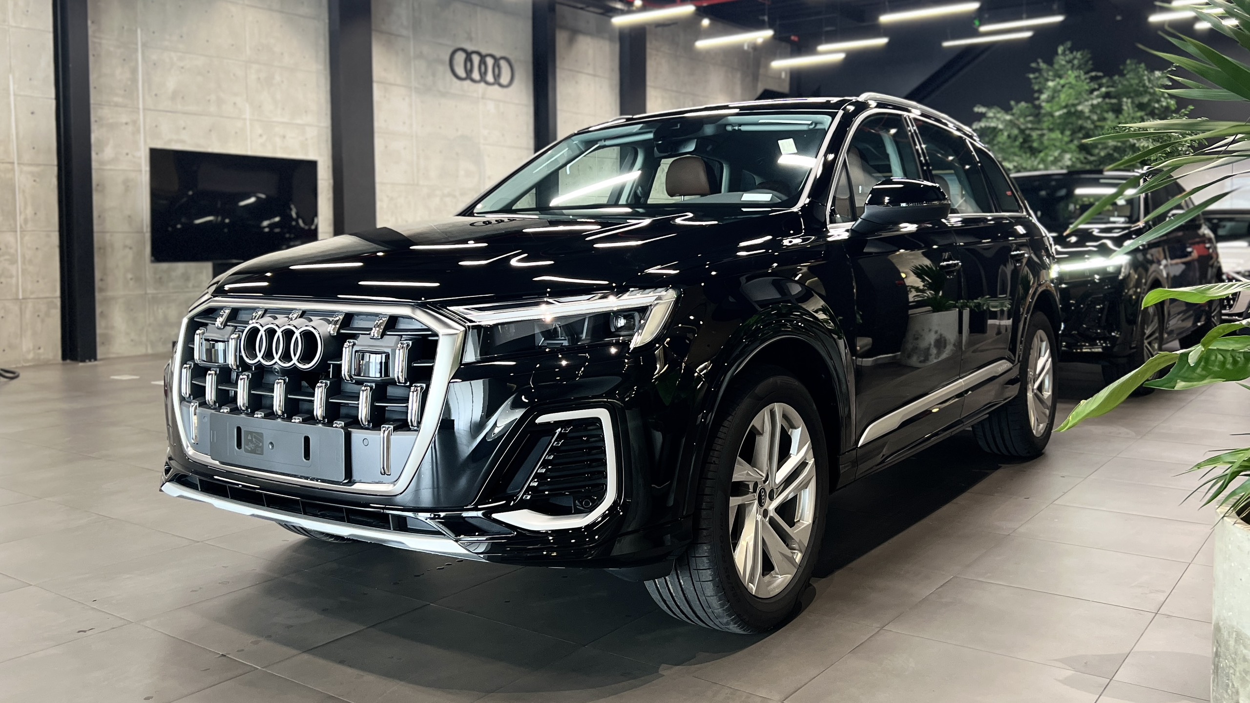 Audi Q7 2024 về đại lý: Thêm tính năng an toàn nhưng máy 'yếu' hơn trước, giá từ 3,4 tỷ đồng- Ảnh 19.