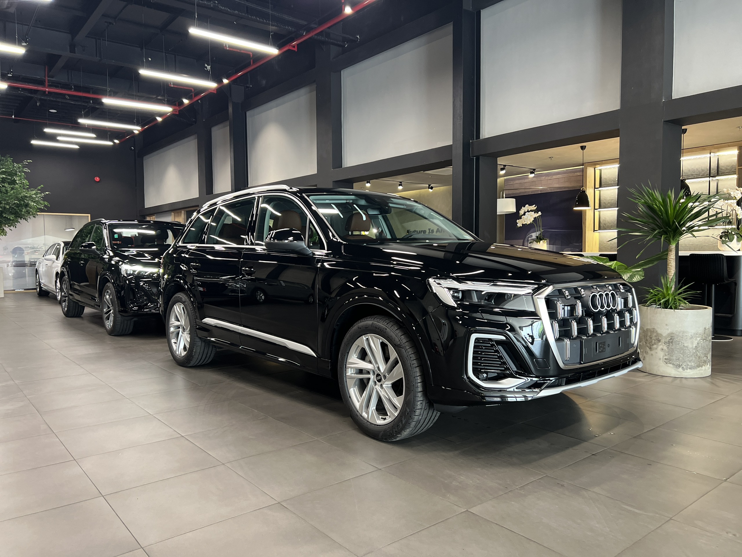 Audi Q7 2024 về đại lý: Thêm tính năng an toàn nhưng máy 'yếu' hơn trước, giá từ 3,4 tỷ đồng- Ảnh 3.